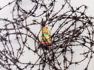 Kunst Objekt aus Stacheldraht mit Winkekatze (Maneki-neko) Titel: Sozialneid